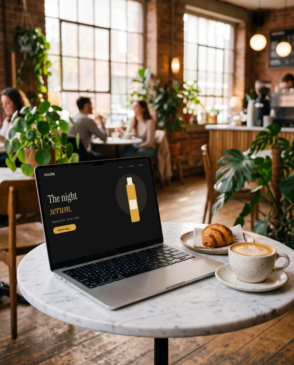 Mockup: Cafetería: laptop sobre mármol