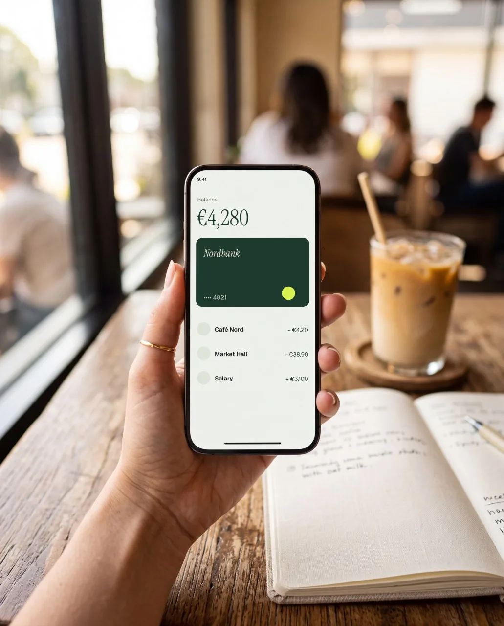 Mockup: Cafetería: móvil en la mano