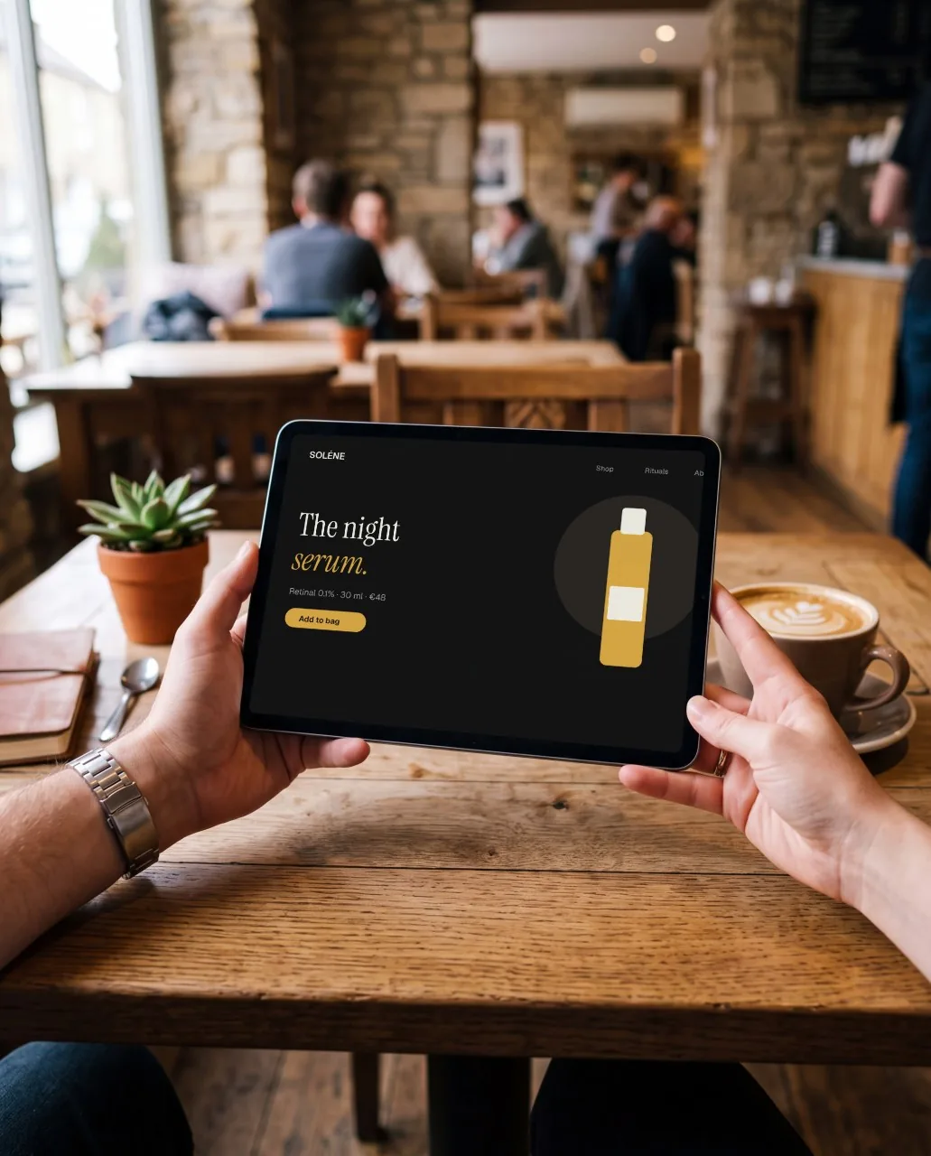 Mockup: Cafetería: tablet en las manos