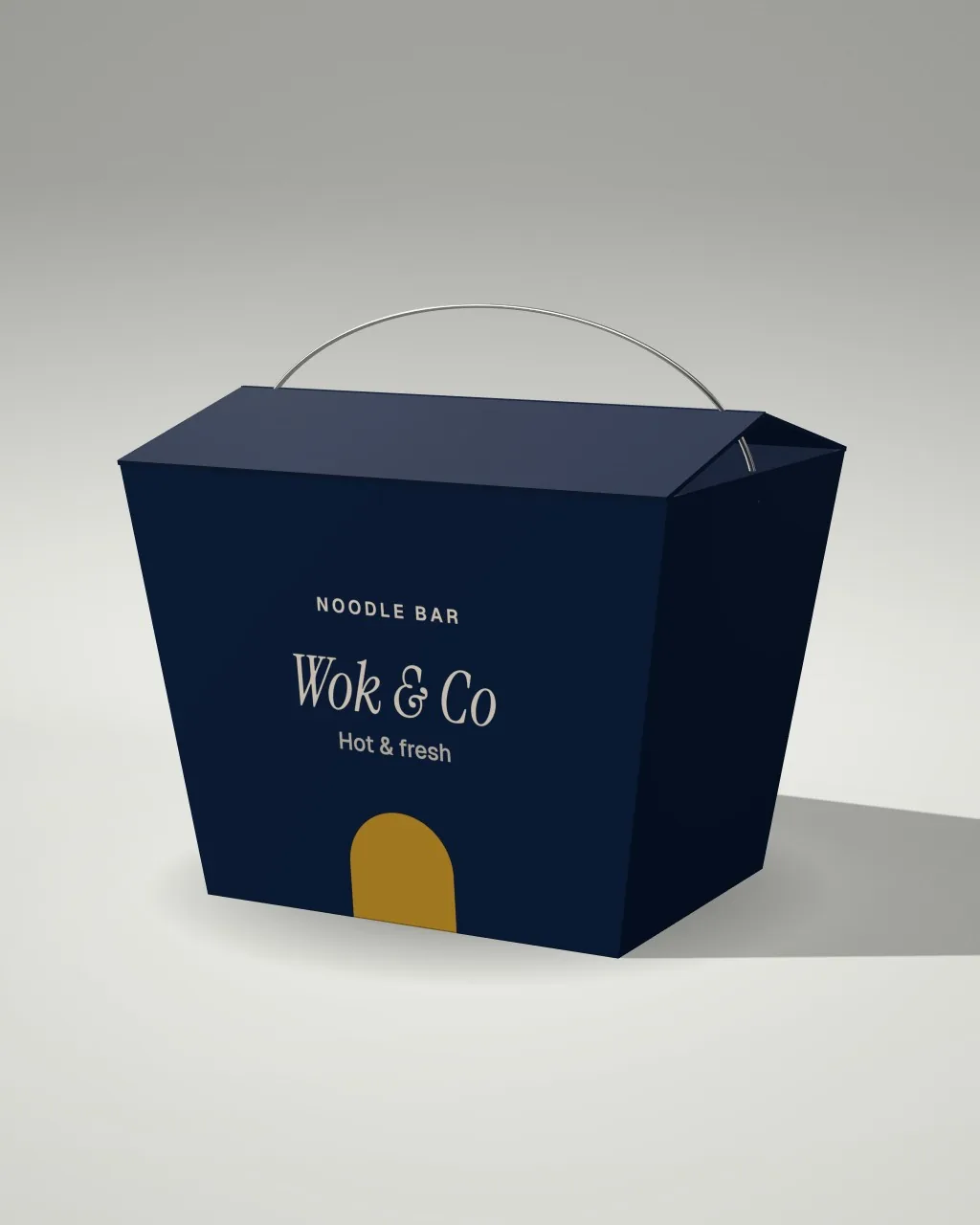 Mockup: Caixa para viagem em um estúdio claro, vista de três quartos