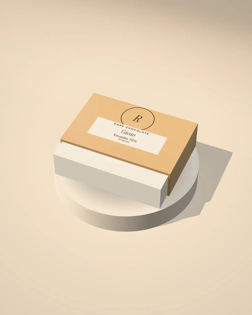 Mockup: Caja corredera sobre un podio color arena, vista en ángulo