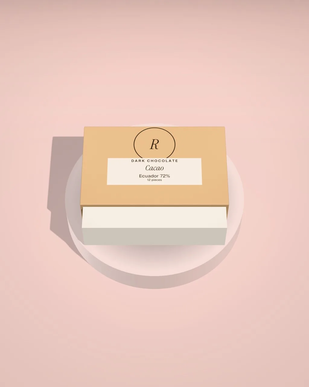 Mockup: Caja corredera sobre un podio rosa palo, desde arriba