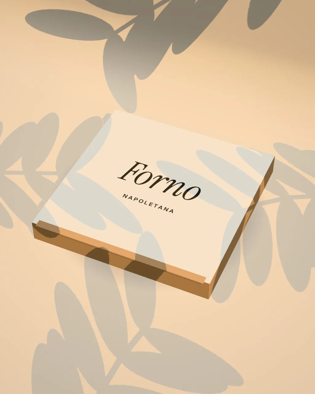 Mockup: Caja de pizza bajo una luz de sol cálida, vista en ángulo