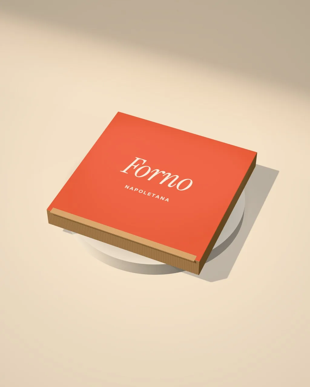 Mockup: Caja de pizza sobre un podio color arena, vista en ángulo