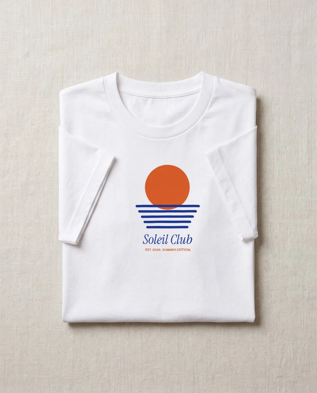 Mockup: Camiseta dobrada sobre linho