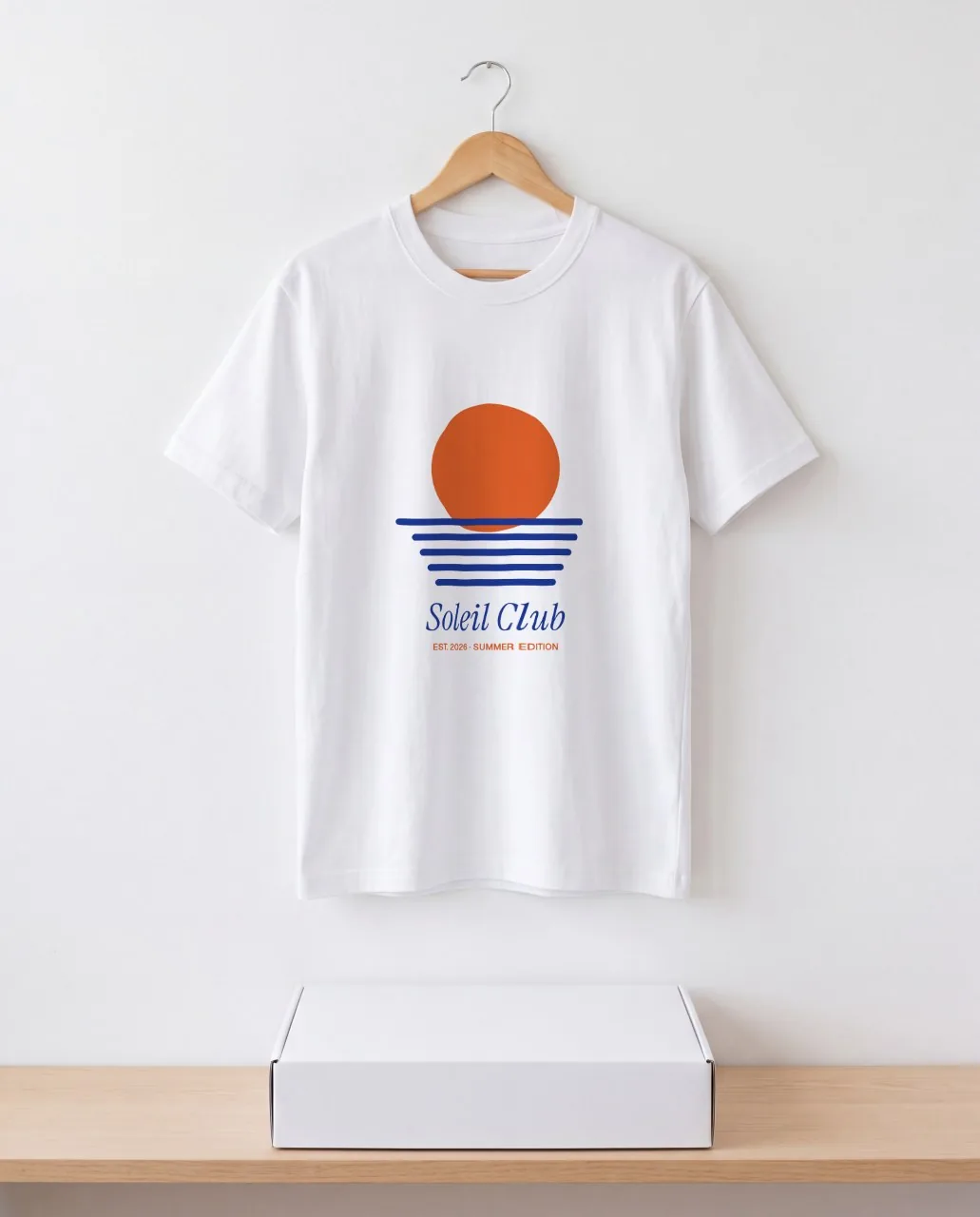 Mockup: Camiseta em um cabide de madeira