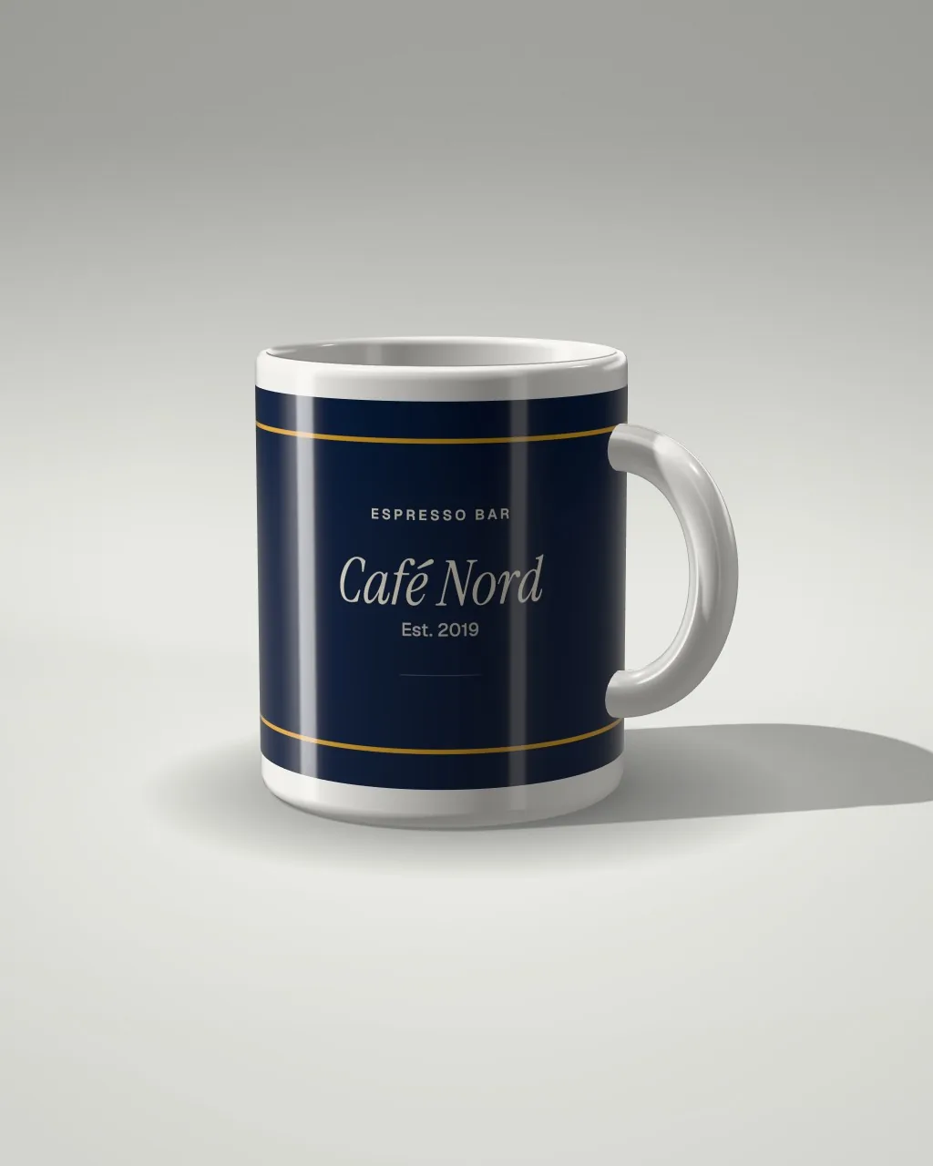 Mockup: Caneca em um estúdio claro, vista de três quartos