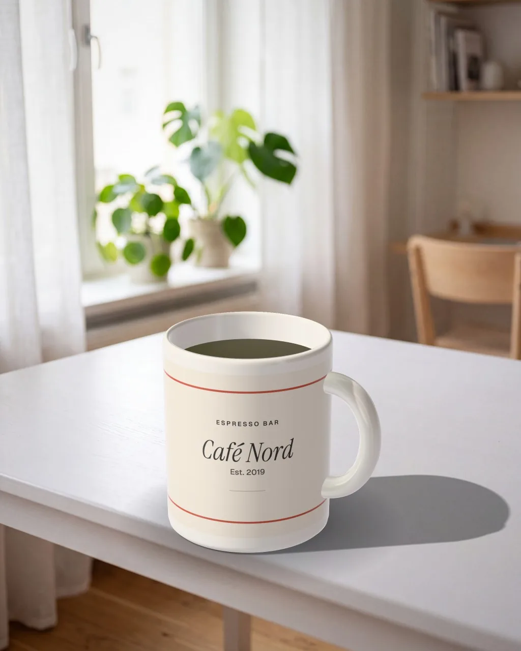 Mockup: Caneca sobre uma mesa branca