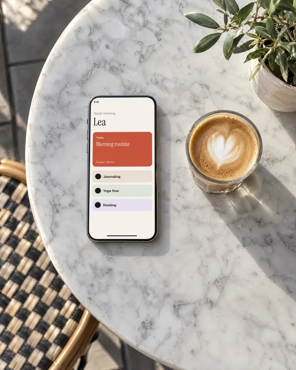 Mockup: Celular em mesa de cafeteria