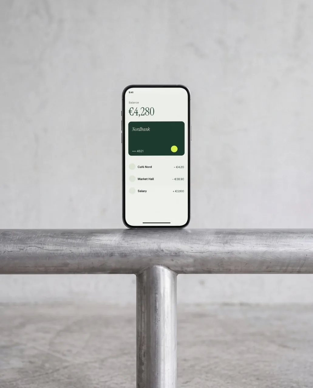 Mockup: Celular sobre trilho de metal