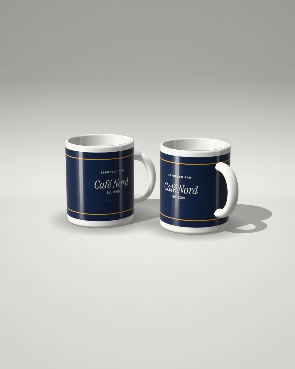 Mockup: Dúo de tazas en un estudio claro