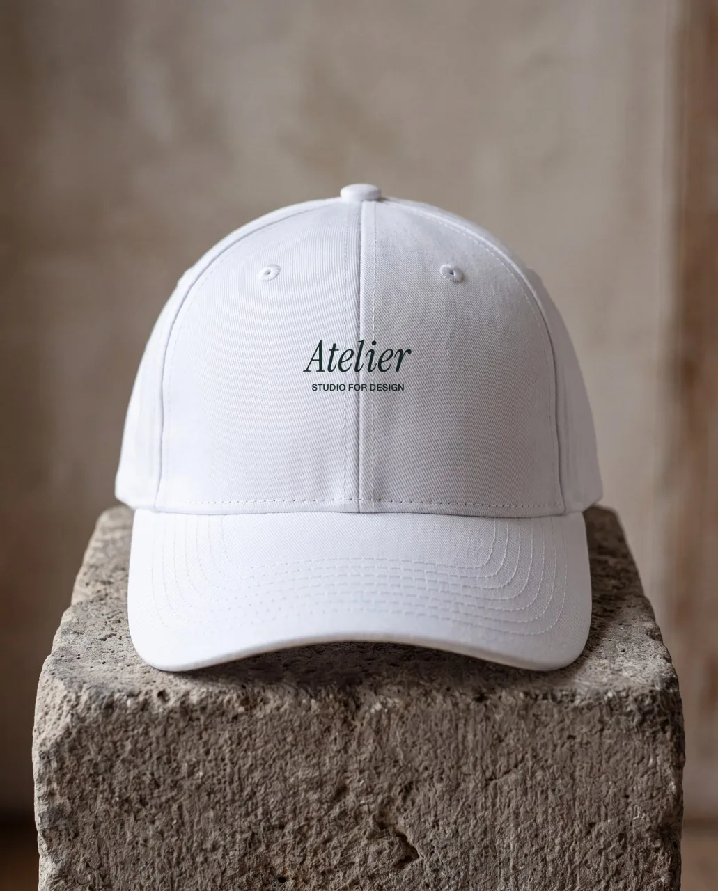 Mockup: Gorra sobre un pedestal de piedra