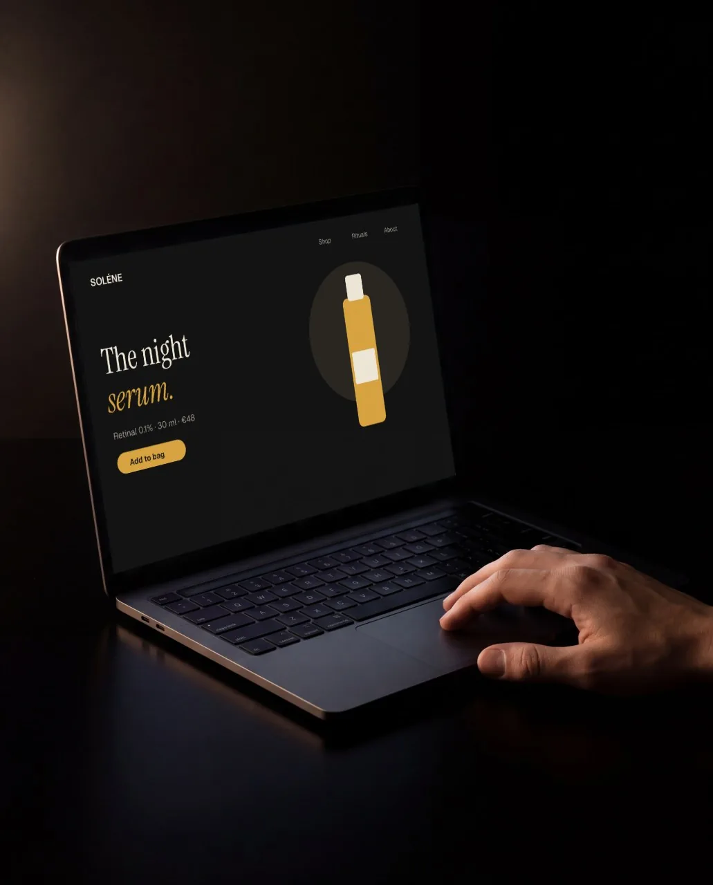 Mockup: Laptop con mano, negro