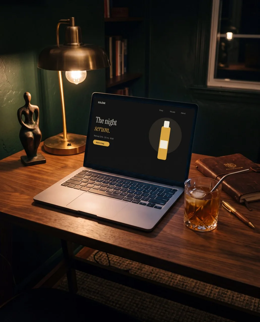 Mockup: Laptop, oscuro y con ambiente