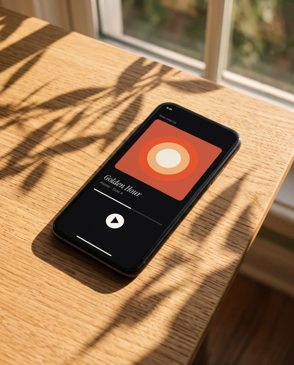 Mockup: Móvil en escritorio de roble