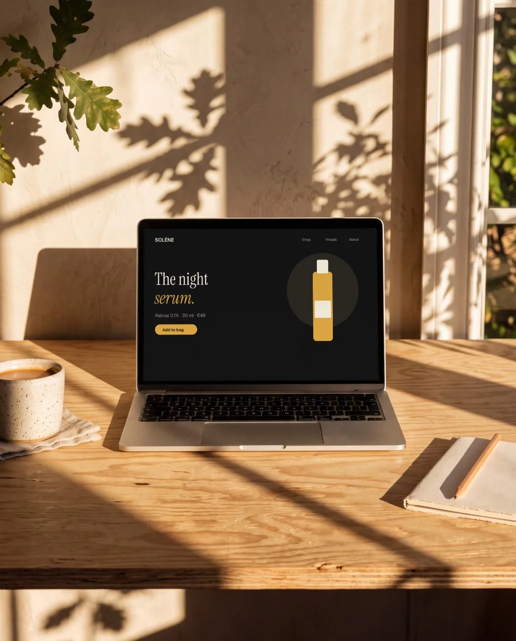 Mockup: Notebook de frente sobre compensado