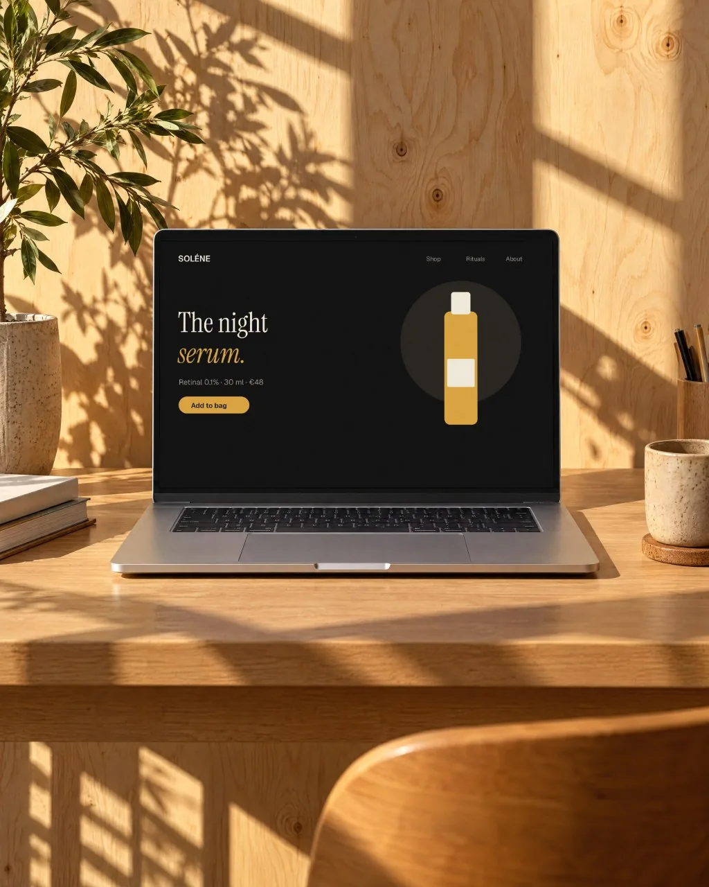 Mockup: Notebook em um escritório ensolarado
