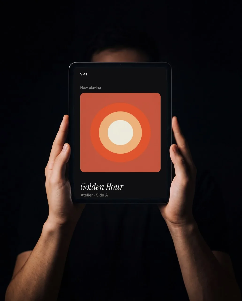 Mockup: Tablet acima da cabeça, preto