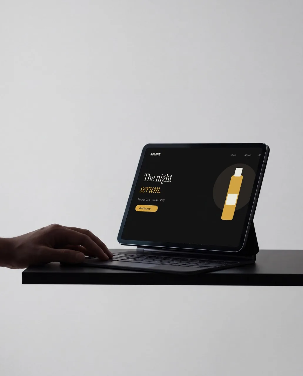Mockup: Tablet con teclado, estudio gris