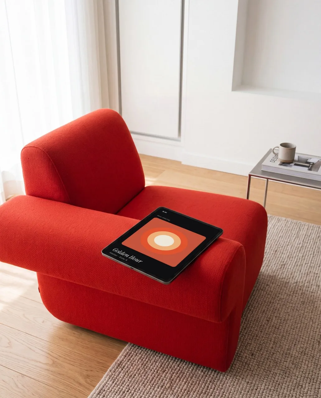 Mockup: Tablet em poltrona vermelha