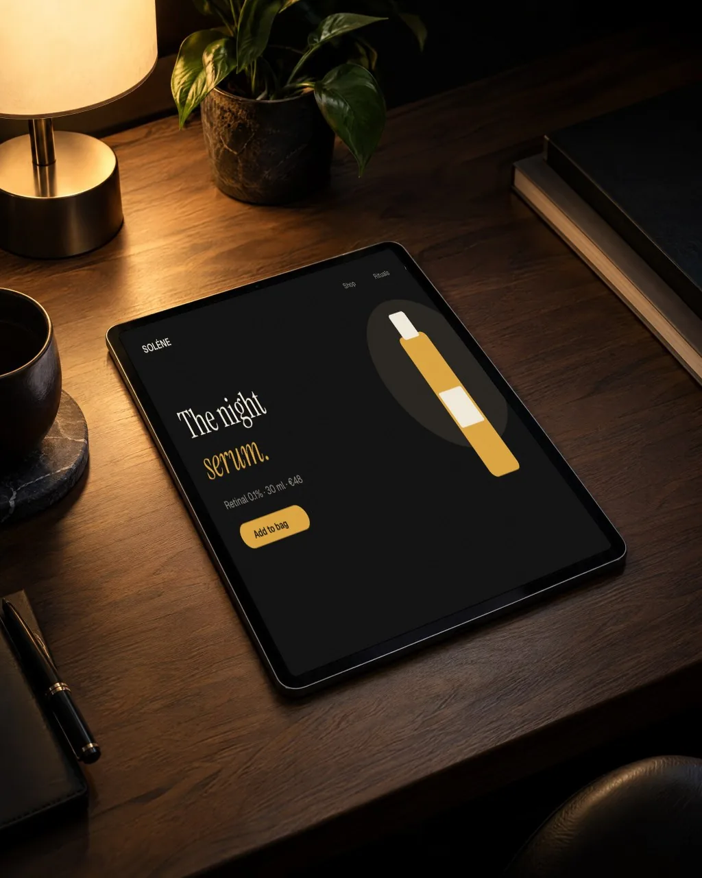 Mockup: Tablet en escritorio oscuro