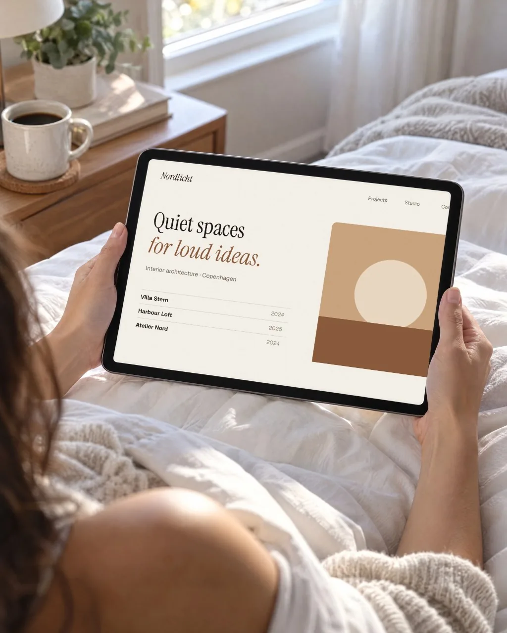Mockup: Tablet na cama, luz da manhã