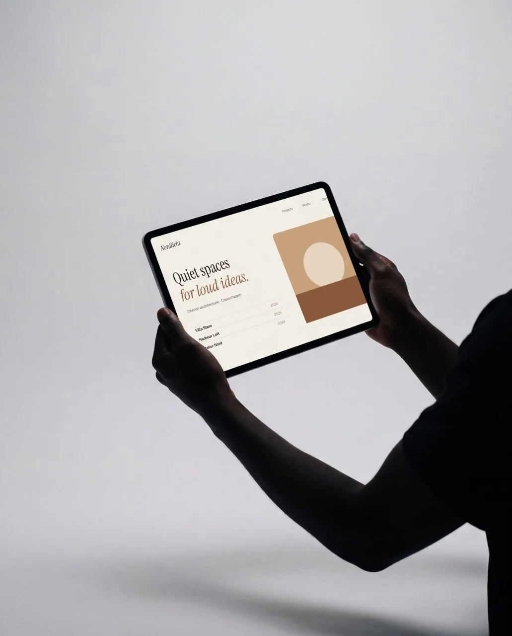Mockup: Tablet nas duas mãos, silhueta