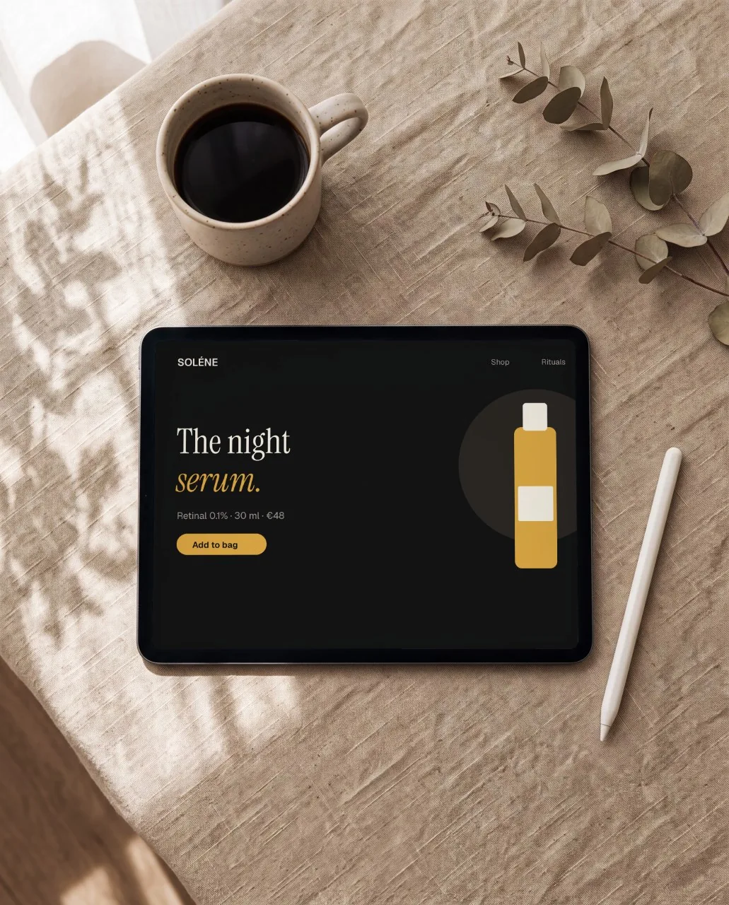 Mockup: Tablet sobre linho, visto de cima