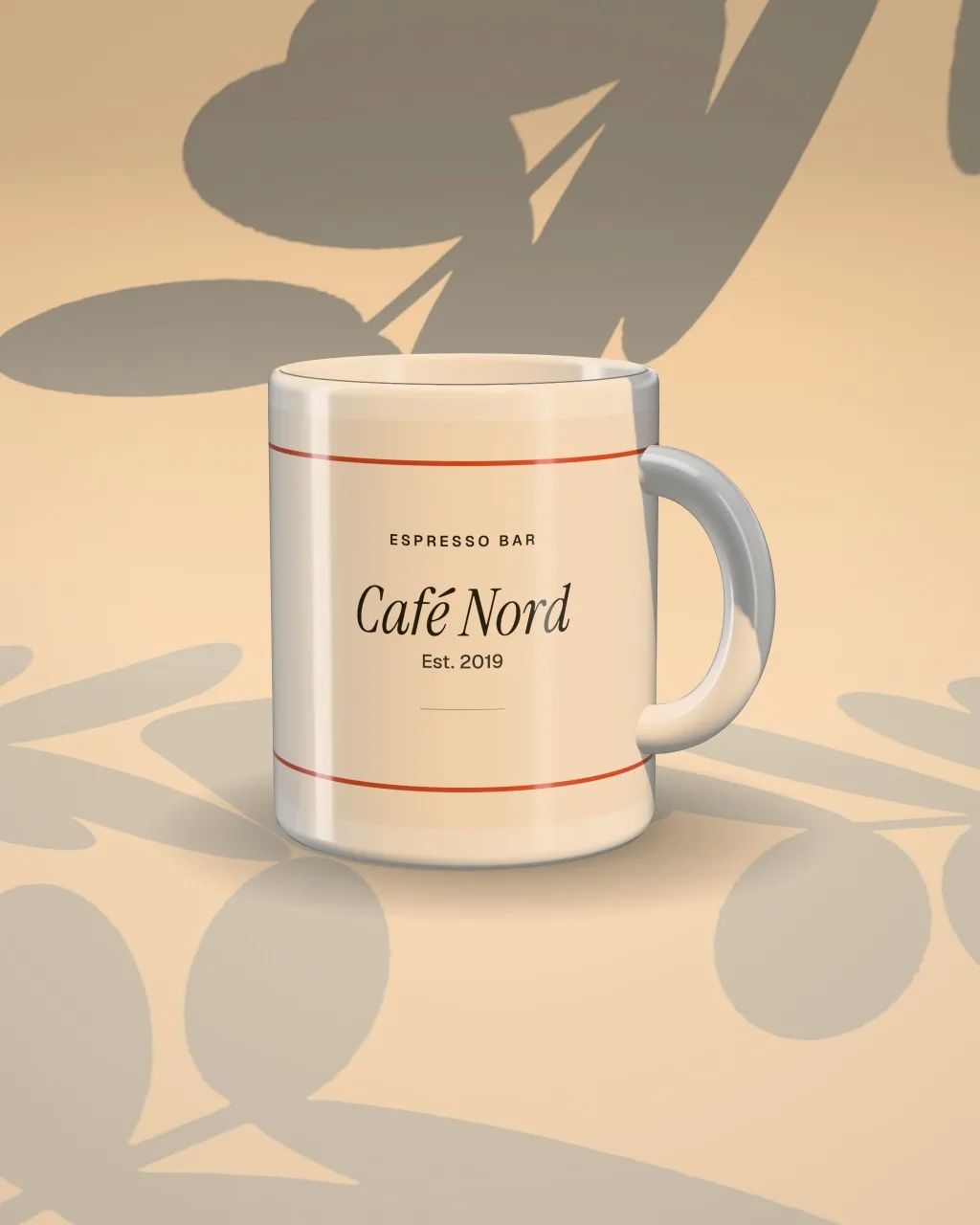 Mockup: Taza bajo una luz de sol cálida, vista de tres cuartos
