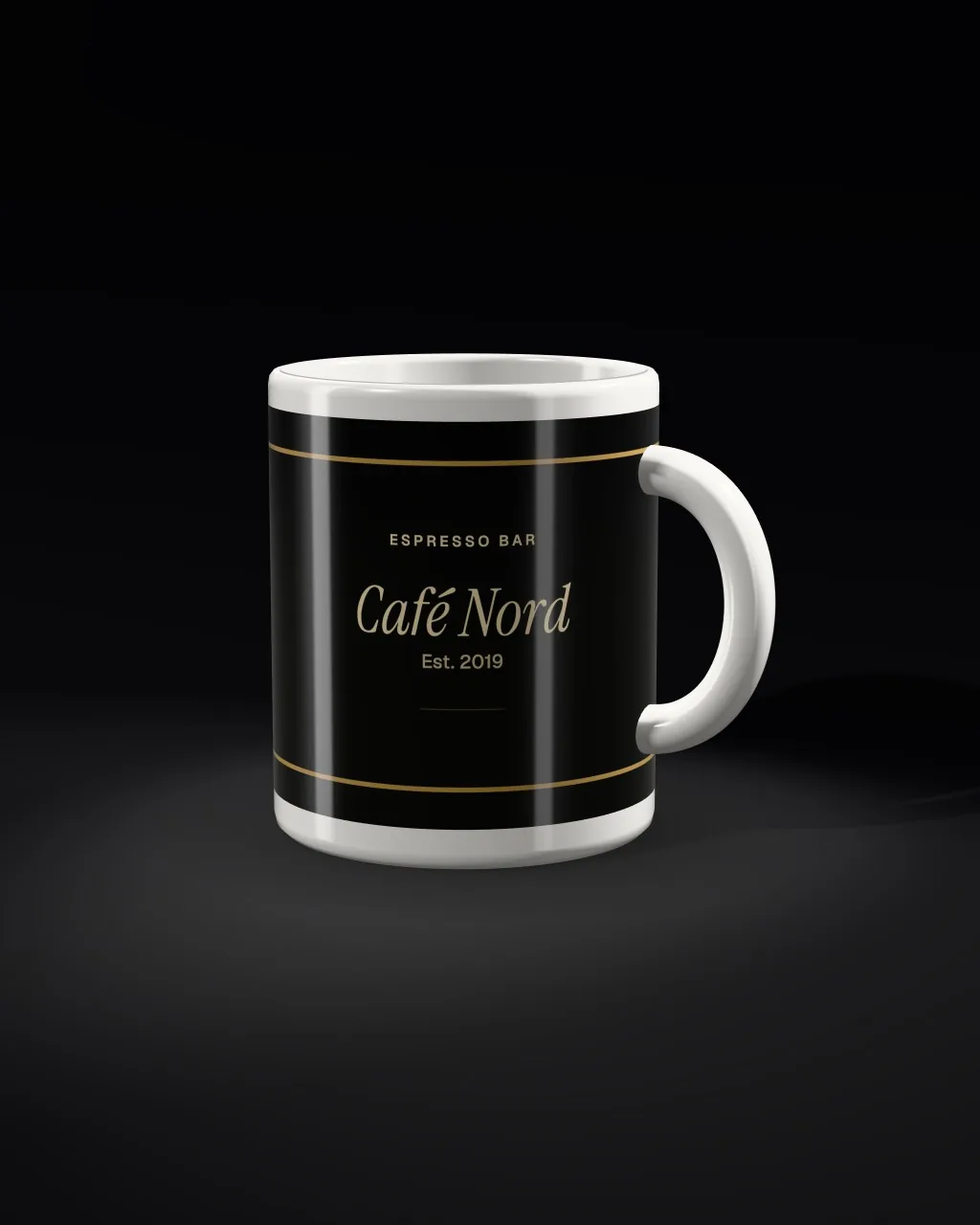 Mockup: Taza sobre negro, vista de tres cuartos