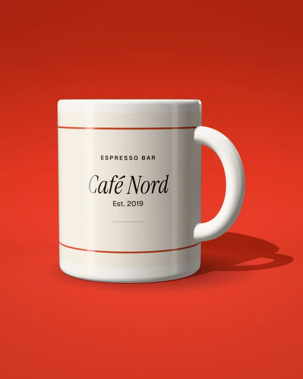 Mockup: Taza sobre rojo, vista frontal