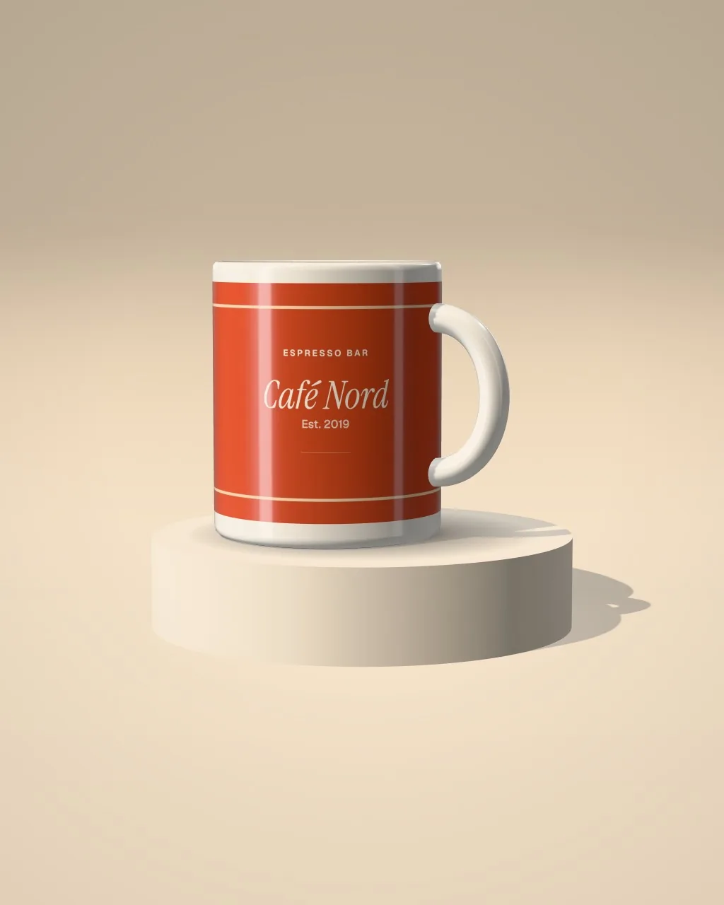 Mockup: Taza sobre un podio color arena, vista frontal