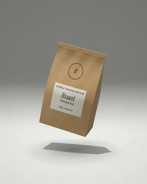Mockup: Standbodenbeutel im hellen Studio