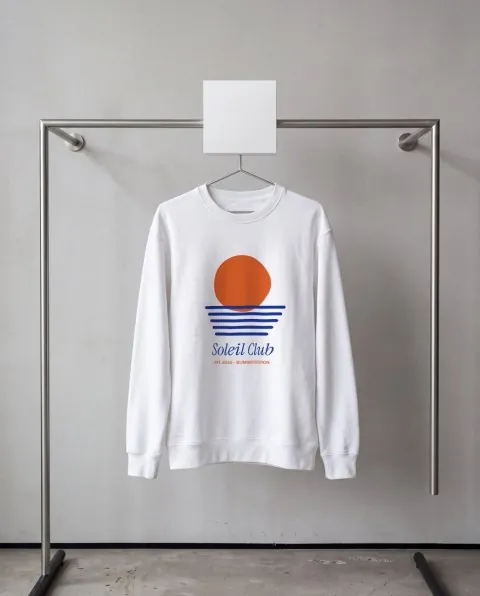 Mockup: Sweatshirt an der Kleiderstange