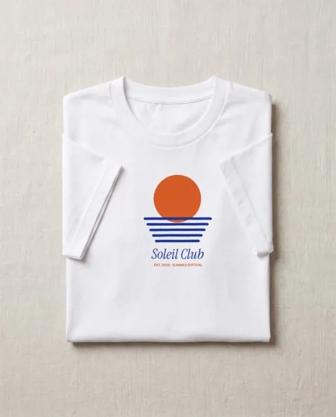 Mockup: T-Shirt gefaltet auf Leinen